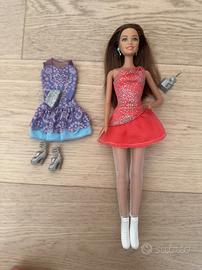 Barbie pattinatrice con vestiti e accessori