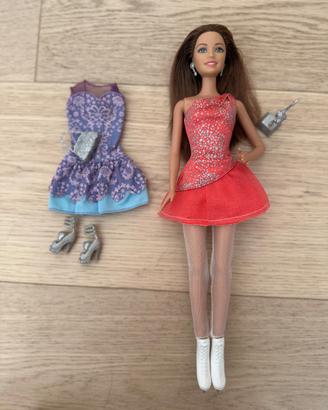 Barbie pattinatrice con vestiti e accessori