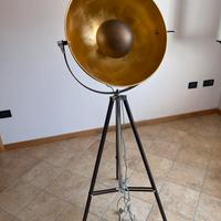 Lampada piantana treppiede