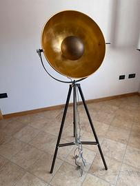 Lampada piantana treppiede