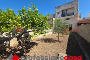 Immobile al piano terra con cortile e cantina