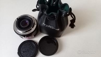 Grandangolare Tokina 28 mm con custodia.