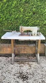 Macchina da cucire Necchi 