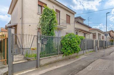 TRILOCALE IN BIFAMILIARE