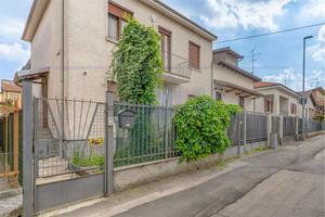 TRILOCALE IN BIFAMILIARE