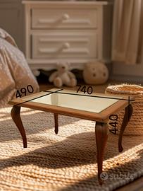 Tavolo in legno naturale con il vetro 