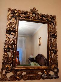 Specchio con cornice a palme dorata