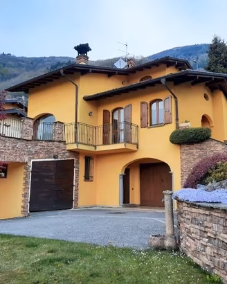 Stupenda villa singola con 2 box e giardino