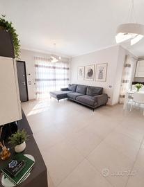 Elegante appartamento con cortile e due posti auto
