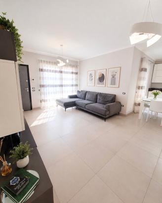 Elegante appartamento con cortile e due posti auto