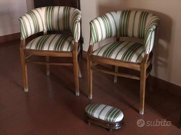 Coppia di poltrone antiche e poggiapiedi