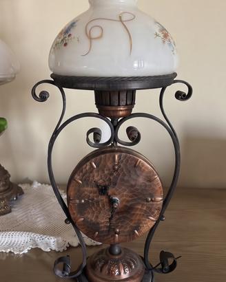 Lampada da tavolo con orologio in rame
