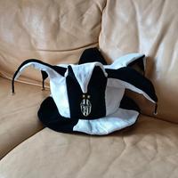 Cappello bianconero  con campanelle Juventus