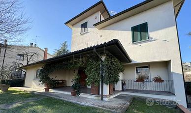 Casa indipendente di 264 m² con più di 5 locali e 