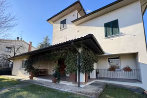 Casa indipendente di 264 m² con più di 5 locali e 