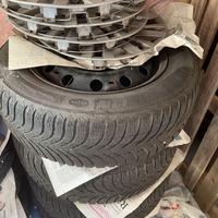 gomme più cerchi in acciaio più copricerchi