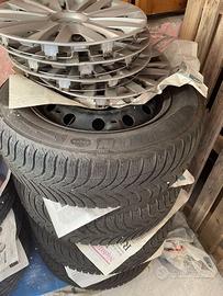 gomme più cerchi in acciaio più copricerchi