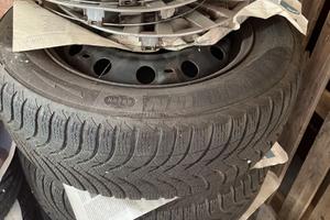 gomme più cerchi in acciaio più copricerchi