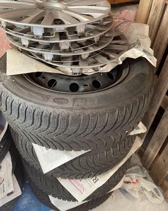 gomme più cerchi in acciaio più copricerchi