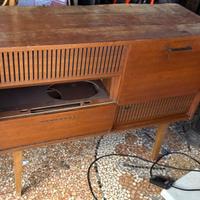 Mobiletto in tek che conteneva giradischi