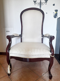 Elegante poltrona in stile classico