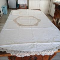 Tovaglia in puro lino ricamata a mano