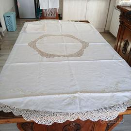 Tovaglia in puro lino ricamata a mano