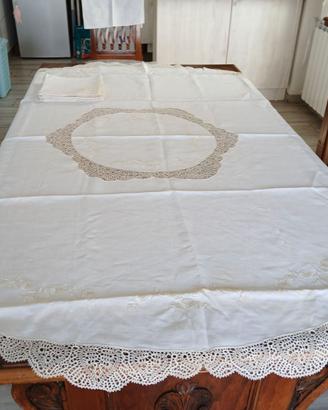 Tovaglia in puro lino ricamata a mano