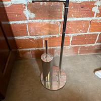 Piantana porta carta igienica e scopettino.