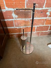 Piantana porta carta igienica e scopettino.