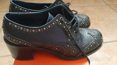 Scarpe con tacco stringate