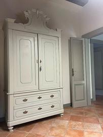 Armadio in legno restaurato  vintage shabby