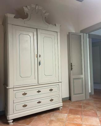 Armadio in legno restaurato  vintage shabby