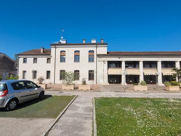 35m Grande bar con possibilità pizzeria