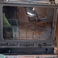 Camino ad aria a legna in ghisa