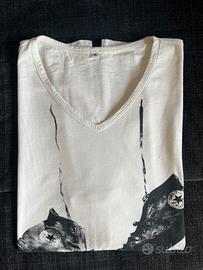 T-shirt bianca stampa scarpe converse