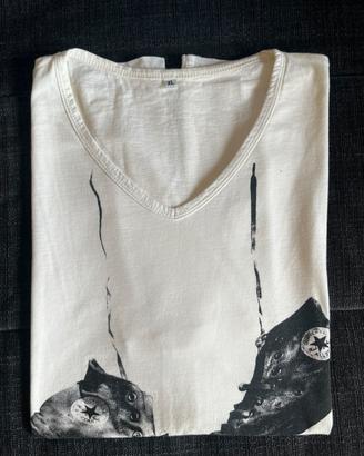 T-shirt bianca stampa scarpe converse