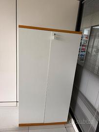 Armadio ufficio bianco con serratura