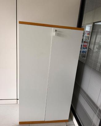 Armadio ufficio bianco con serratura