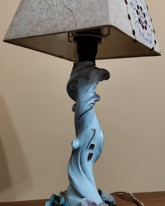 Coppia lumi in porcellana con fiori applicati