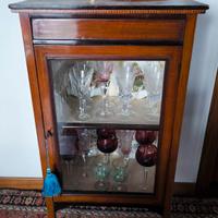 vetrinetta inglese con piattaia