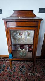 vetrinetta inglese con piattaia