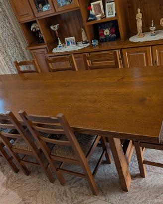 Tavolo in legno con 8 sedie 
