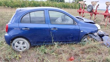 Nissan Micra incidentata 