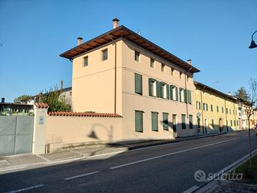 Casa accostata pluricamere con giardino