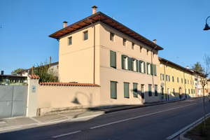 Casa accostata pluricamere con giardino