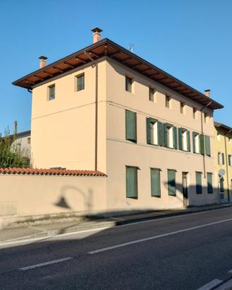 Casa accostata pluricamere con giardino