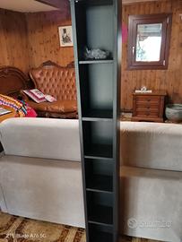 mobiletto in legno nero con mensoline