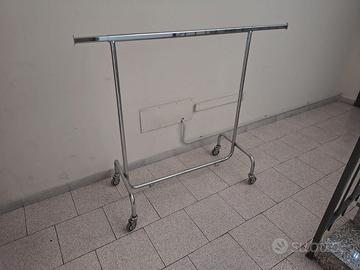 Stender porta abiti in metallo con ruote