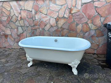 Vasca da bagno in ghisa con piedini